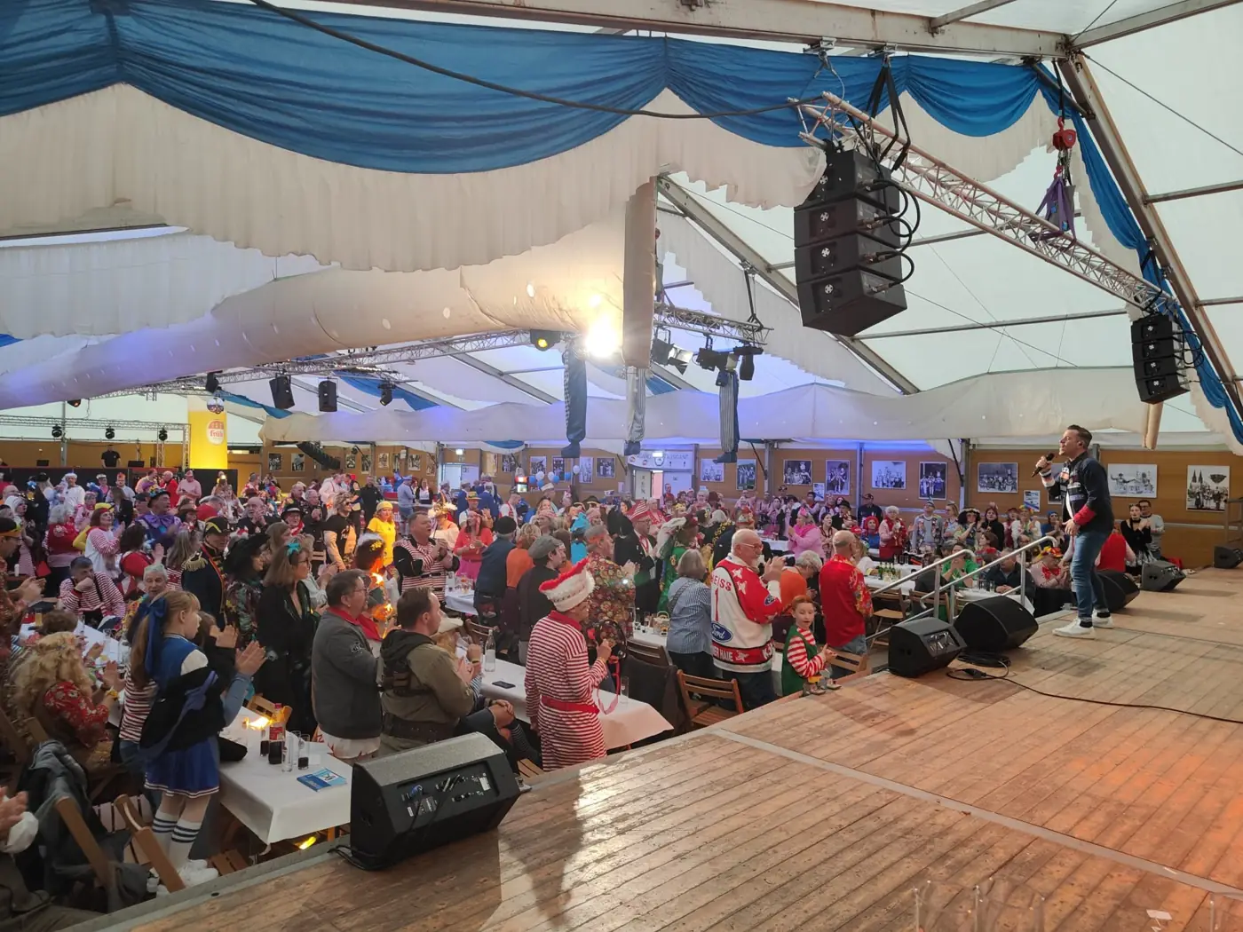 Volles Festzelt der K.G. Blau-Weiß Alt Lunke bei einer Sitzung