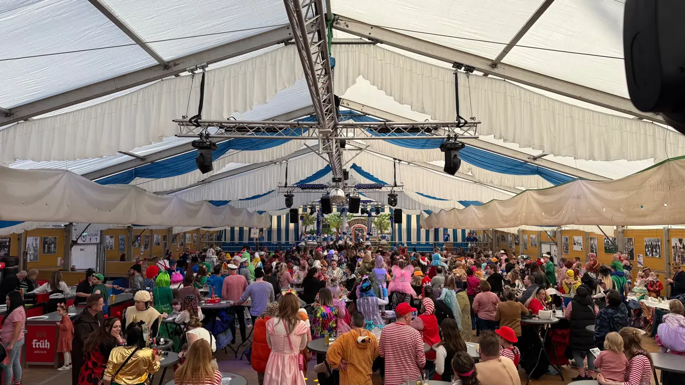Sitzung im blau-weißen Festzelt in Longerich